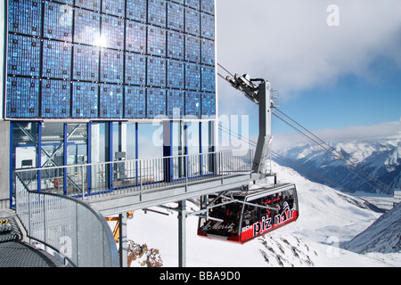 La station de téléphérique Piz Nair, système photovoltaïque, cellules solaires, de hautes montagnes, la Suisse, l'Europe Banque D'Images