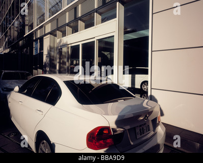 Blanc 2 voitures devant l'agence de voiture (generic). Banque D'Images