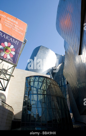 Entrée du Musée Guggenheim Bilbao et chien de la rue aux fleurs Banque D'Images