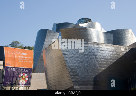 Entrée du Musée Guggenheim Bilbao et chien de la rue aux fleurs Banque D'Images