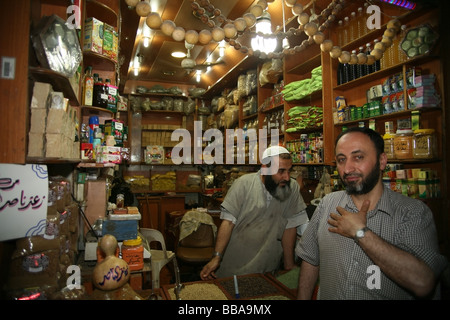 Vendeur d'épices dans le souk de la vieille ville d'Alep en Syrie Banque D'Images