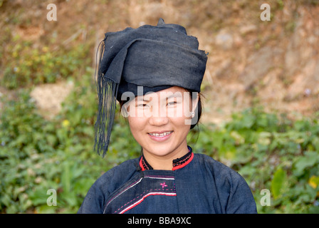 Portrait d'une jeune femme de l'ethnie Lolo-Hor, souriant en costume traditionnel, Phongsali, Laos, Asie du sud-est Banque D'Images
