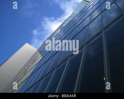 Vue vers le haut de la première tour de la Banque internationale un gratte-ciel de 32 étages situé dans l'avenue Rothschild tel aviv Israël Banque D'Images