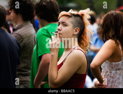 Fumeurs teen femelle avec coupe de cheveux Mohawk Banque D'Images