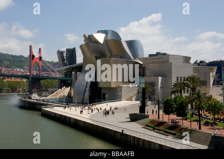 Entrée du Musée Guggenheim Bilbao et chien de la rue aux fleurs Banque D'Images