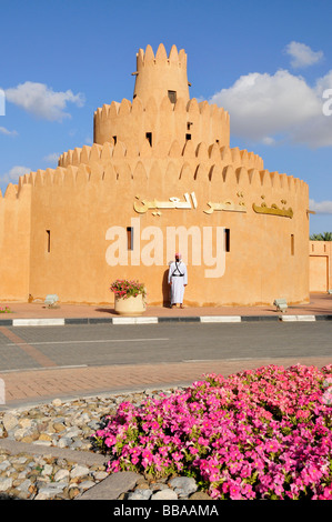 La protection à l'aide de fusil en face de la tour du Musée du Palais d'Al Ain, Al Ain, Abou Dhabi, Émirats arabes unis, l'Arabie, l'Orient Banque D'Images