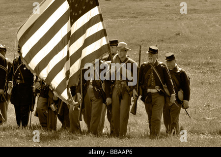 Porter le drapeau des soldats de l'Union dans le cadre d'une guerre civile la re-création Banque D'Images