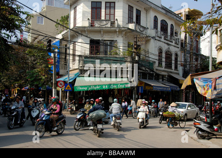 La circulation chaotique, de nombreux pilotes de scooter sur le Lan Ong intersection, Hanoi, Vietnam, Asie du Sud, Asie Banque D'Images