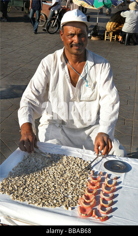 Man selling dents Jemaa el Fna Marrakech Maroc, marché Banque D'Images