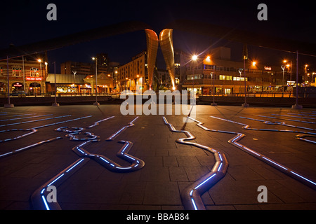 Place du millénaire à Coventry nuit montrant le passage de Whittle et Sir Frank Whittle memorial sculpture, West Midlands de l'Angleterre Banque D'Images