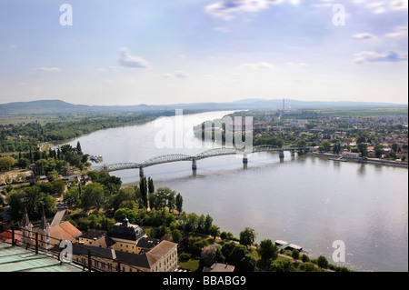 Le pont Maria Valeria traversant le Danube à la frontière slovaque ville de Sturovo droite et gauche d'Esztergom en Hongrie Banque D'Images