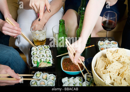 Un groupe d'amis, manger et boire ensemble Banque D'Images