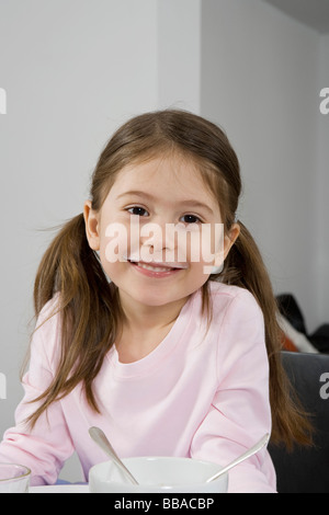 Une fille avec une moustache de lait Banque D'Images