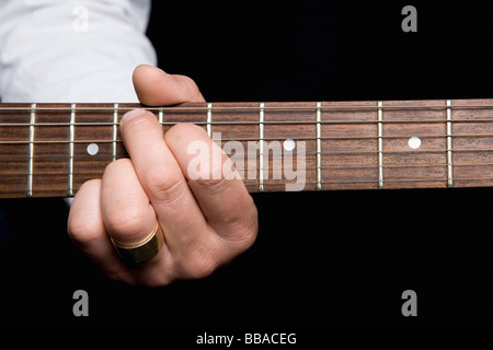 Détail d'un homme jouant d'une guitare électrique Banque D'Images