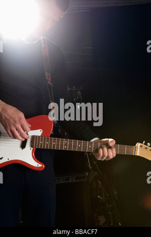 Un homme jouant une guitare électrique sur scène Banque D'Images