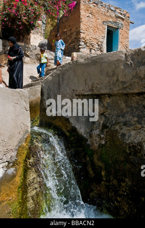 Ancien système d'irrigation aflaj d'eau dans le village de In Misfat Al Abriyyin à Jabal al Akhdar, Dhakiliya Oman région Banque D'Images