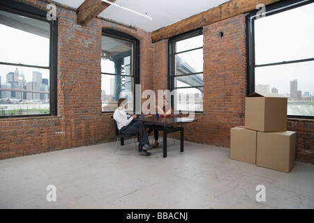Couple sitting in an empty loft Appartement Banque D'Images