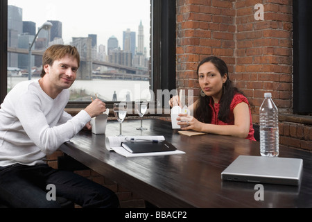 Un couple d'avoir un déjeuner d'affaires Banque D'Images