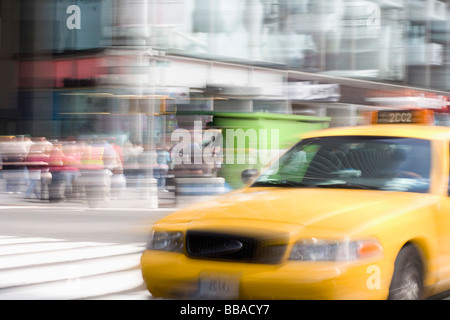 Un taxi jaune sur une rue de la ville, Manhattan, New York City Banque D'Images