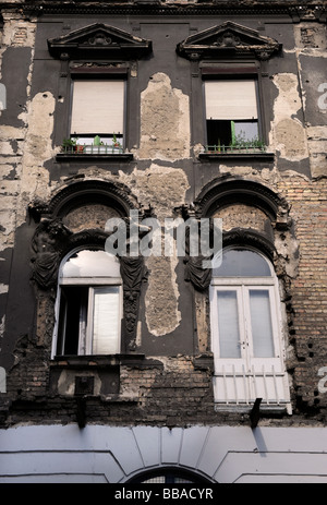 Ancien bloc d'appartements dans le besoin ou la réparation à Budapest Hongrie Banque D'Images