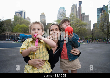 Une femme avec ses enfants à Central Park, New York City Banque D'Images