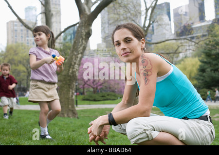 Une femme et ses enfants à Central Park, New York City Banque D'Images