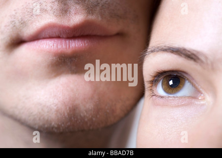 Extreme close-up of a woman's eye et les lèvres de l'homme Banque D'Images