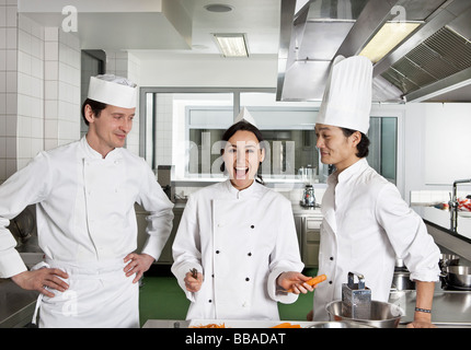 Deux chefs des taquineries un autre chef Banque D'Images
