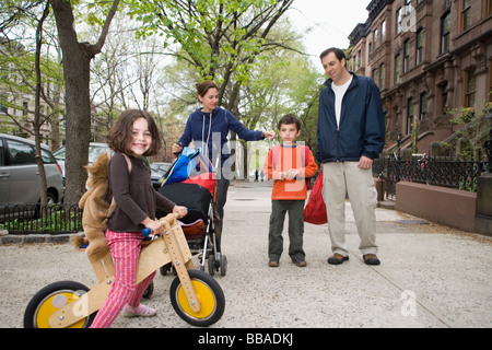 Une famille sur un trottoir, Brooklyn, New York City Banque D'Images