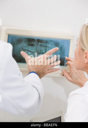 Détail d'un dentiste et d'un assistant dentaire à rayons X à un Banque D'Images