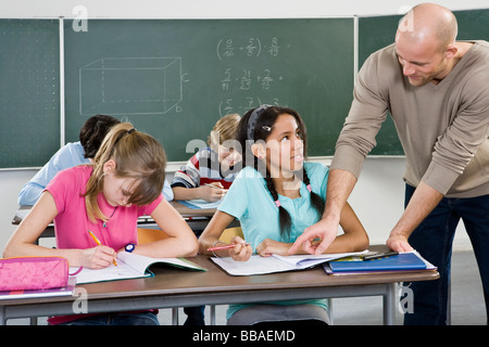 Un enseignant qui travaille avec des élèves d'une classe Banque D'Images