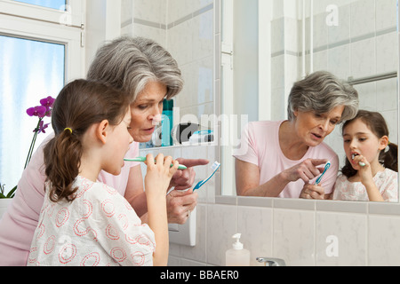 L'enseignement d'une grand-mère sa petite-fille comment brosser les dents Banque D'Images