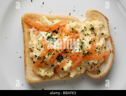 Saumon fumé et des œufs brouillés sur toast Banque D'Images