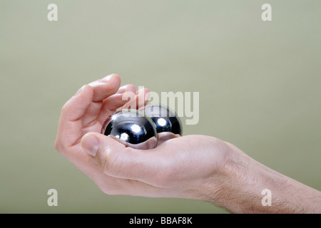 Une main humaine holding Chinese medicine balls Banque D'Images