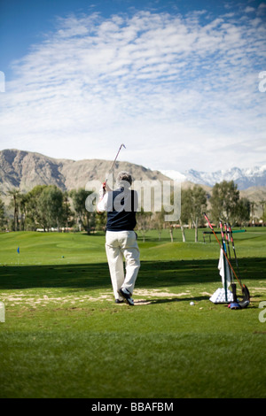 Vue arrière d'un homme en jouant au golf, Palm Springs, California, USA Banque D'Images