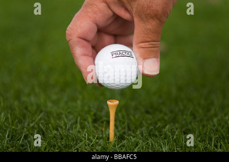 Détail d'un golfeur de placer une balle de golf sur un raccord en t Banque D'Images