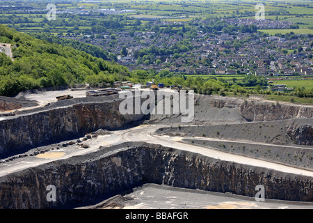 Carrière à ciel ouvert dans la vallée de Cheddar hils autour de près de Bristol en Angleterre Banque D'Images