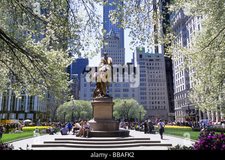 New York au printemps. Grand Army Plaza, General Tecumseh Sherman Statue, Plaza Hotel et Bergdorf Goodman. New York, États-Unis Banque D'Images