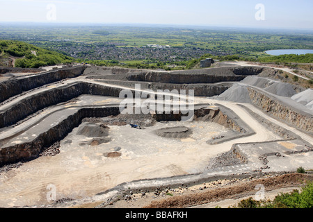 Carrière à ciel ouvert dans la vallée de Cheddar hils autour de près de Bristol en Angleterre Banque D'Images