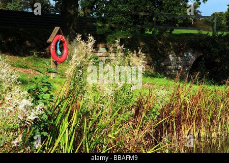 Une scène au bord du lac rouge vif avec life bouy Banque D'Images