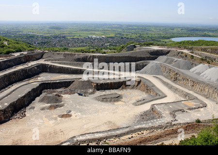 Carrière à ciel ouvert dans la vallée de Cheddar hils autour de près de Bristol en Angleterre Banque D'Images