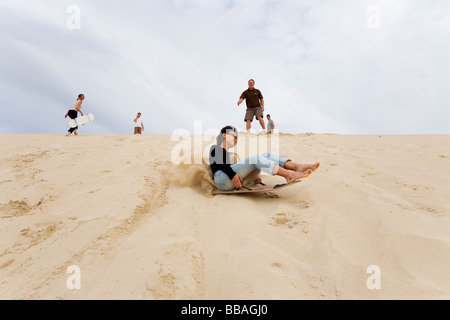 Relations sérieuses in Sand board sur les dunes du désert de Little Sahara. Kangaroo Island, Australie du Sud, Australie Banque D'Images