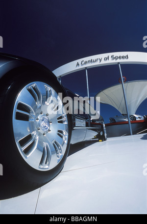 Cadillac Sixteen et Vauxhall voitures au concept d'éclairage 2005 Goodwood Festival of Speed, West Sussex Banque D'Images