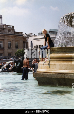 Les adolescents se rafraîchir dans les fontaines pendant une vague, Trafalgar Square, Londres, Angleterre Banque D'Images