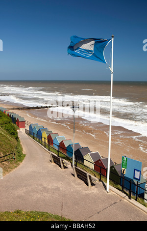 UK Angleterre Norfolk Mundesley front de cabanes de plage derrière le pavillon bleu plage propre Banque D'Images