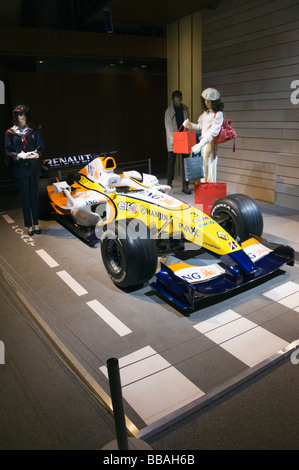 2007 Renault F1 voiture sur écran en vedette de Renault sur le showroom de Paris Champs Elysées Banque D'Images