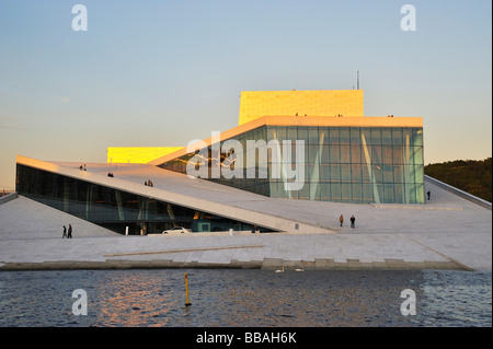 Opéra d'Oslo par le fjord d'Oslo Banque D'Images