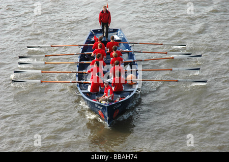 Un bateau en compétition dans la Grande Rivière Thames Race Banque D'Images