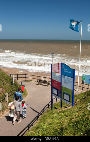 UK Angleterre Norfolk Mundesley visiteurs front descendant clifftop chemin de plage Banque D'Images