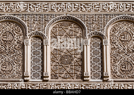Détail d'un panneau de mur richement sculptée à la Tombes Saadiennes, Marrakech, Maroc Banque D'Images